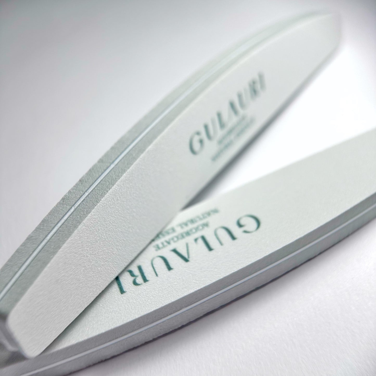 Buffer in spugna con grana 100/180, ideale per opacizzare delicatamente l’unghia naturale o rifinire la superficie di gel e semipermanente