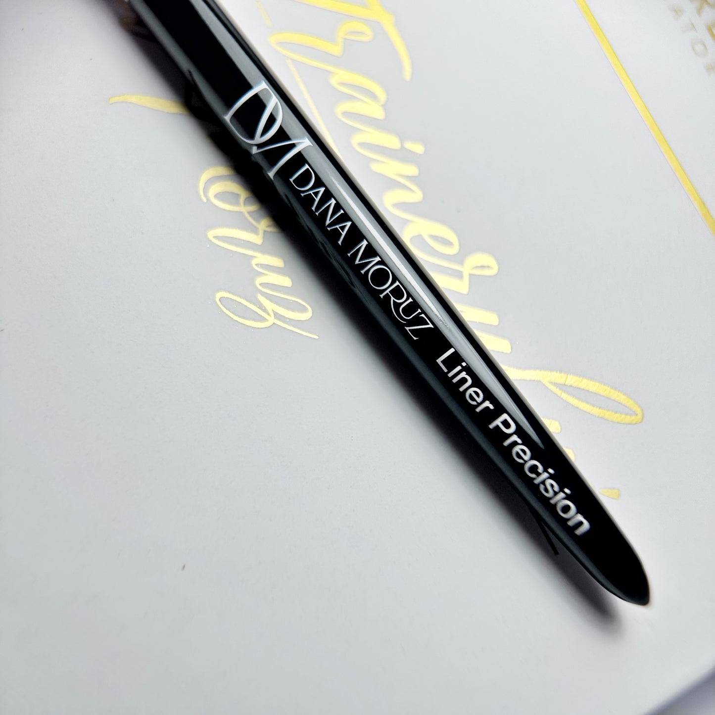 Dettaglio pennello liner precision Dana Moruz con setole fini per disegni nail art perfetti