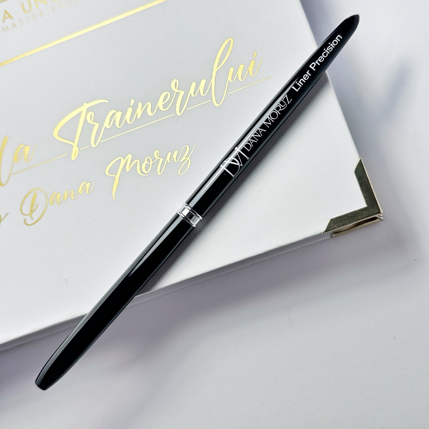 Dettaglio pennello liner precision Dana Moruz con setole fini per disegni nail art perfetti