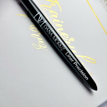 Dettaglio pennello liner precision Dana Moruz con setole fini per disegni nail art perfetti