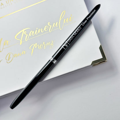 Dettaglio pennello liner precision Dana Moruz con setole fini per disegni nail art perfetti

